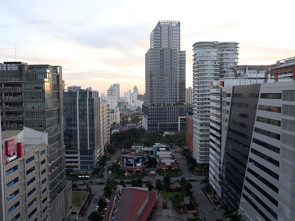 Cebu IT Park — 현대적인 조명의 야경 산책 명소