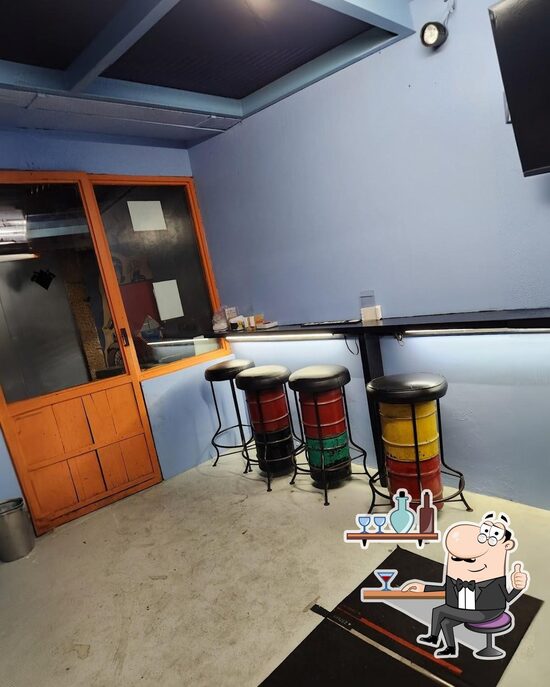 Handlebar Bar & Grill 내부 전경