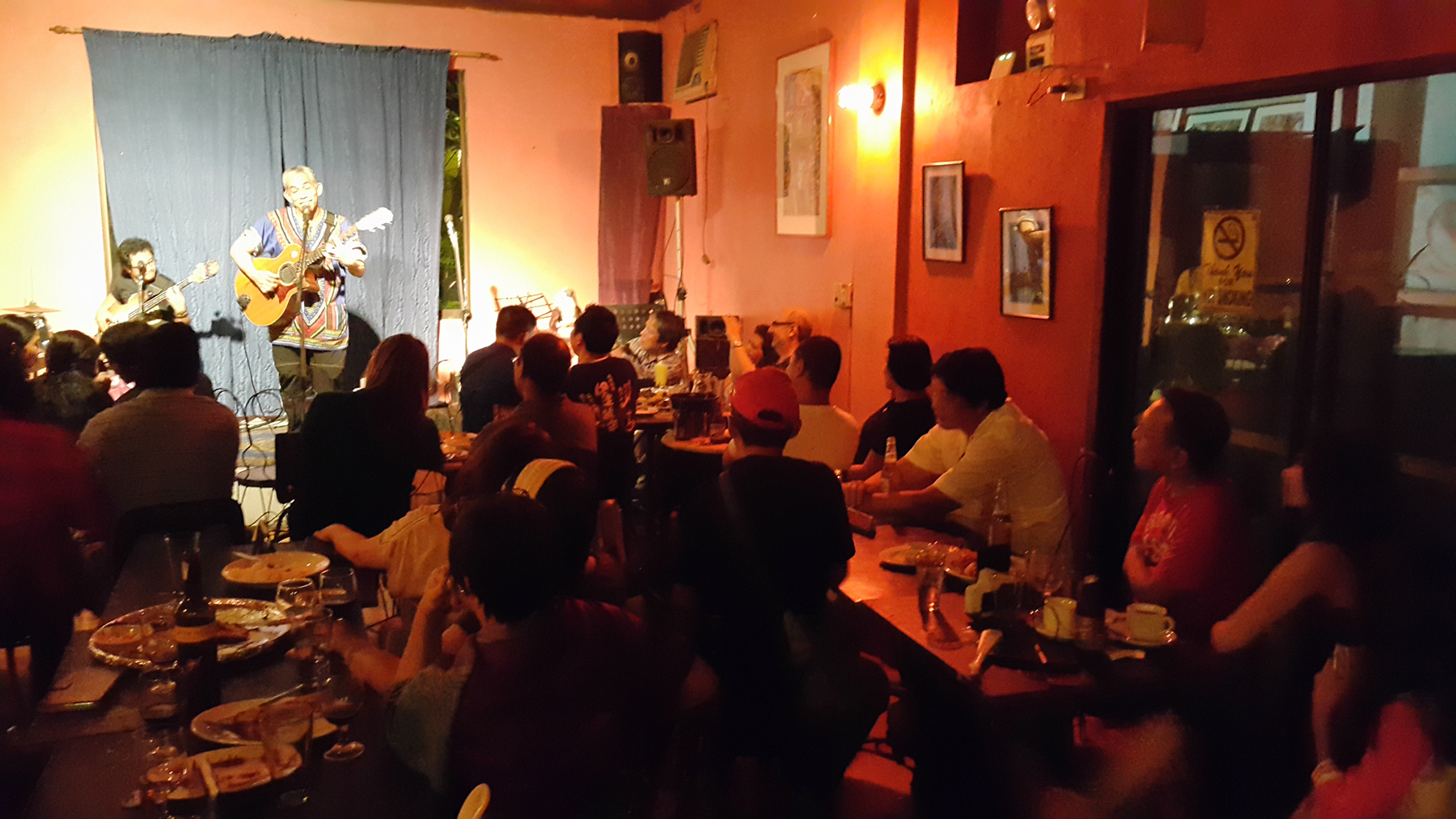 Conspiracy Bar & Cafe — Joey Ayala 공연 무대