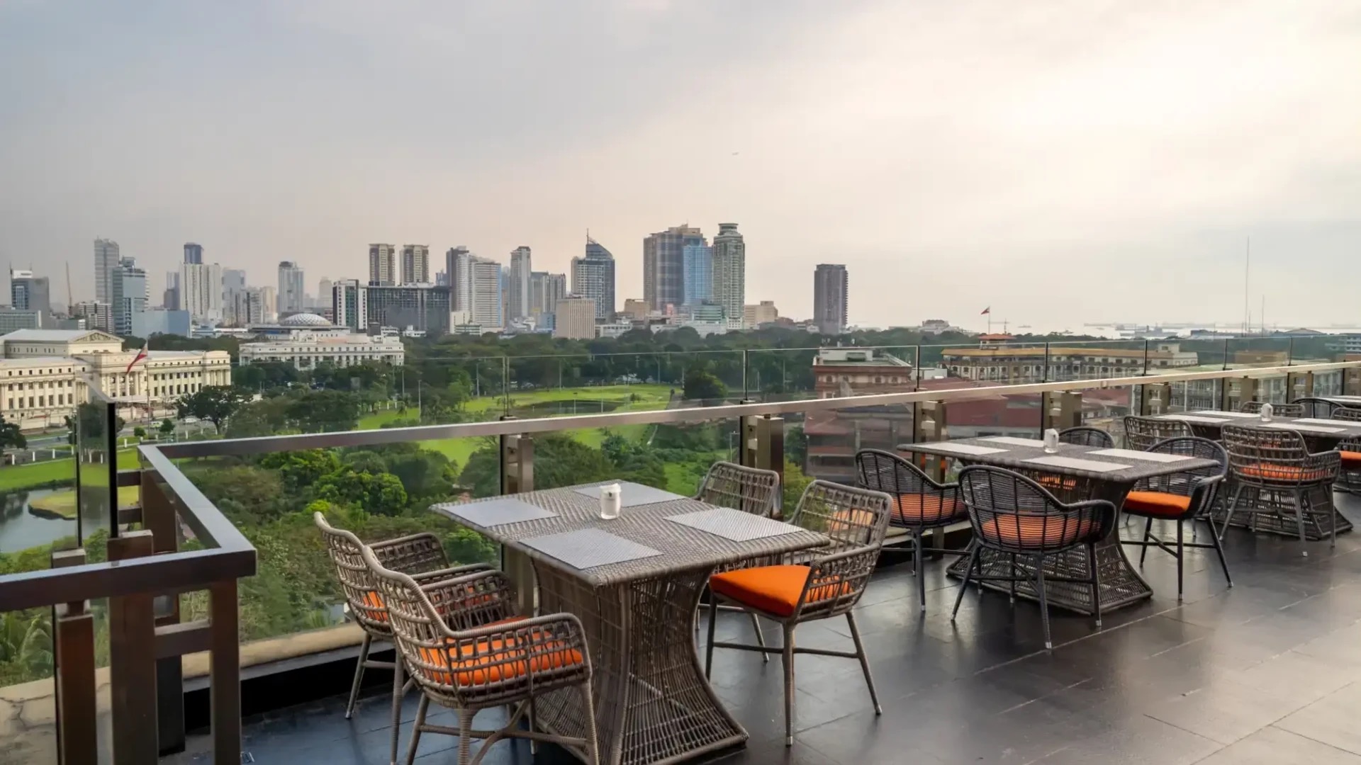 Sky Deck 뷰와 칵테일