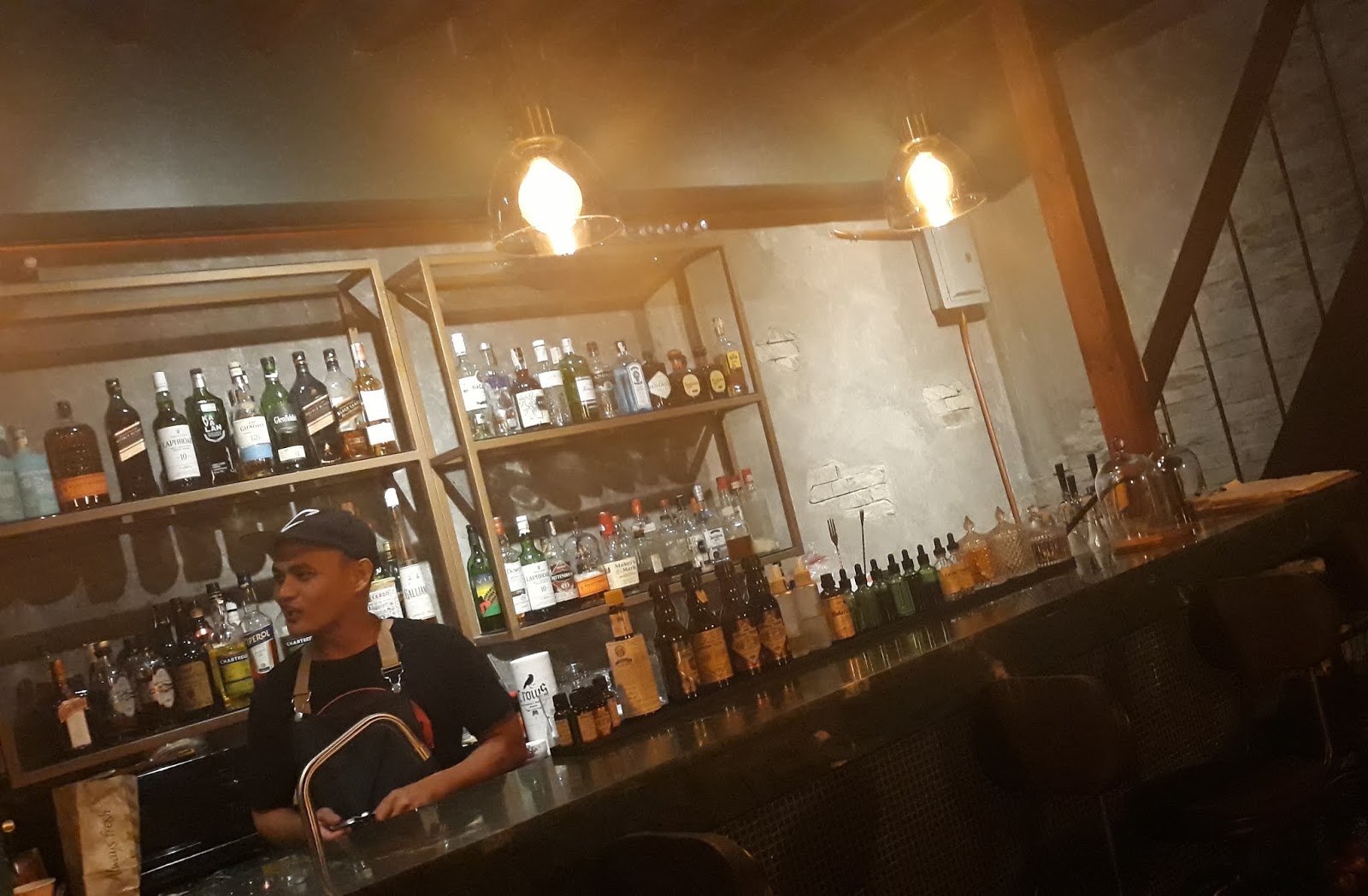 INT.Bar 바 내부 — 가죽 소파와 어두운 조명의 스피크이지 분위기