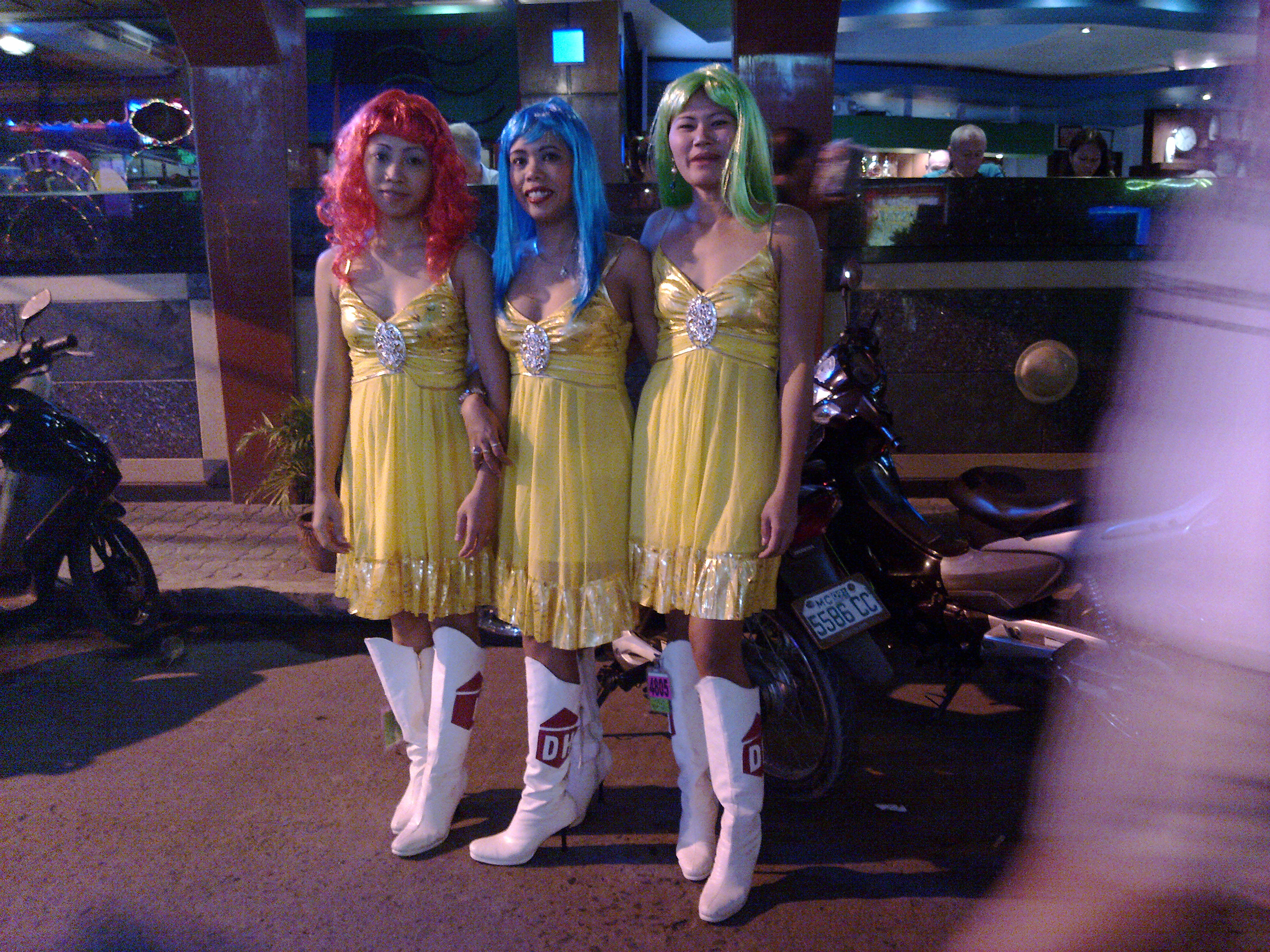 Dollhouse Bar — 스테이지 & 플로어