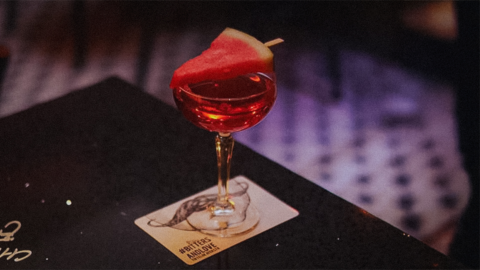 Jessica Rabbit 칵테일 — Bitters & Love 코스터와 함께