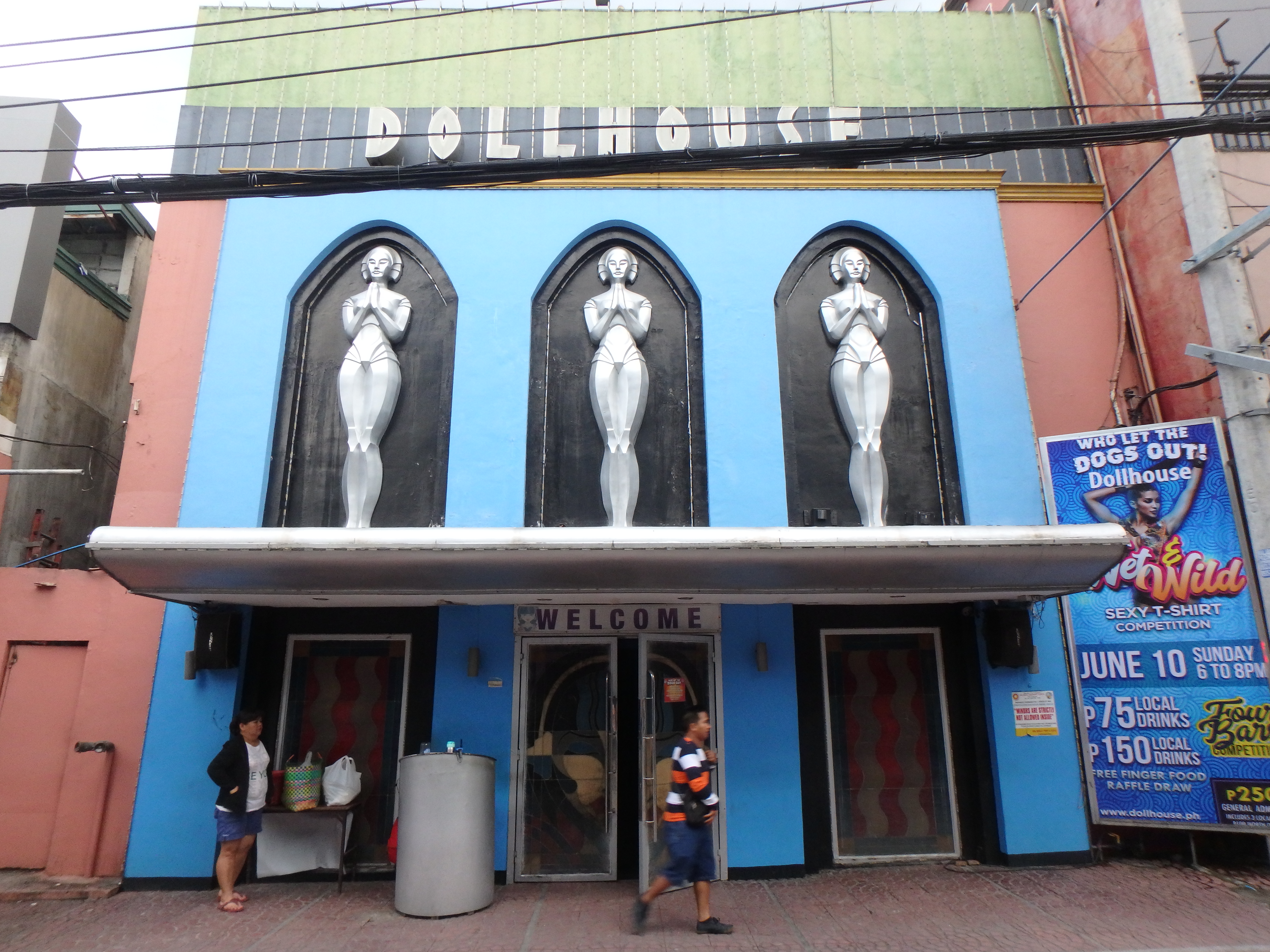 Dollhouse Bar — Walking Street의 3층 고고바