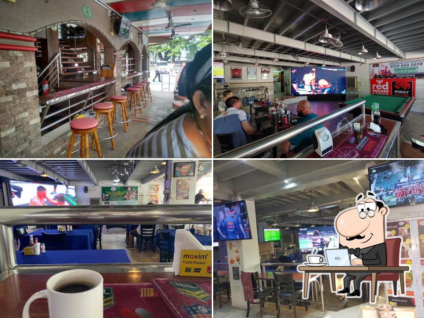 Phillies Sports Grill & Bar — 외부 바 좌석/내부 스크린