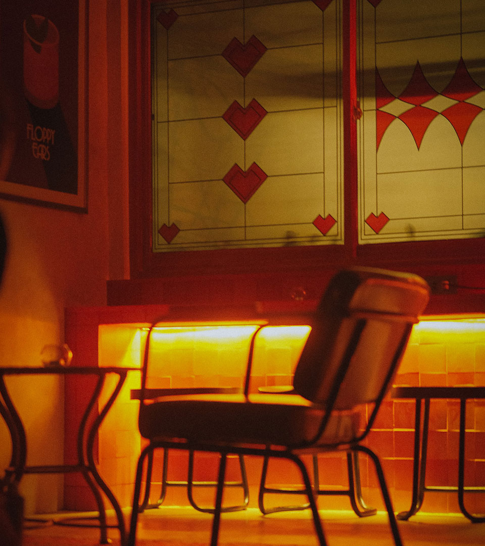 RRR 빈티지 인테리어 — 하트 스테인드글라스와 웜 라이팅