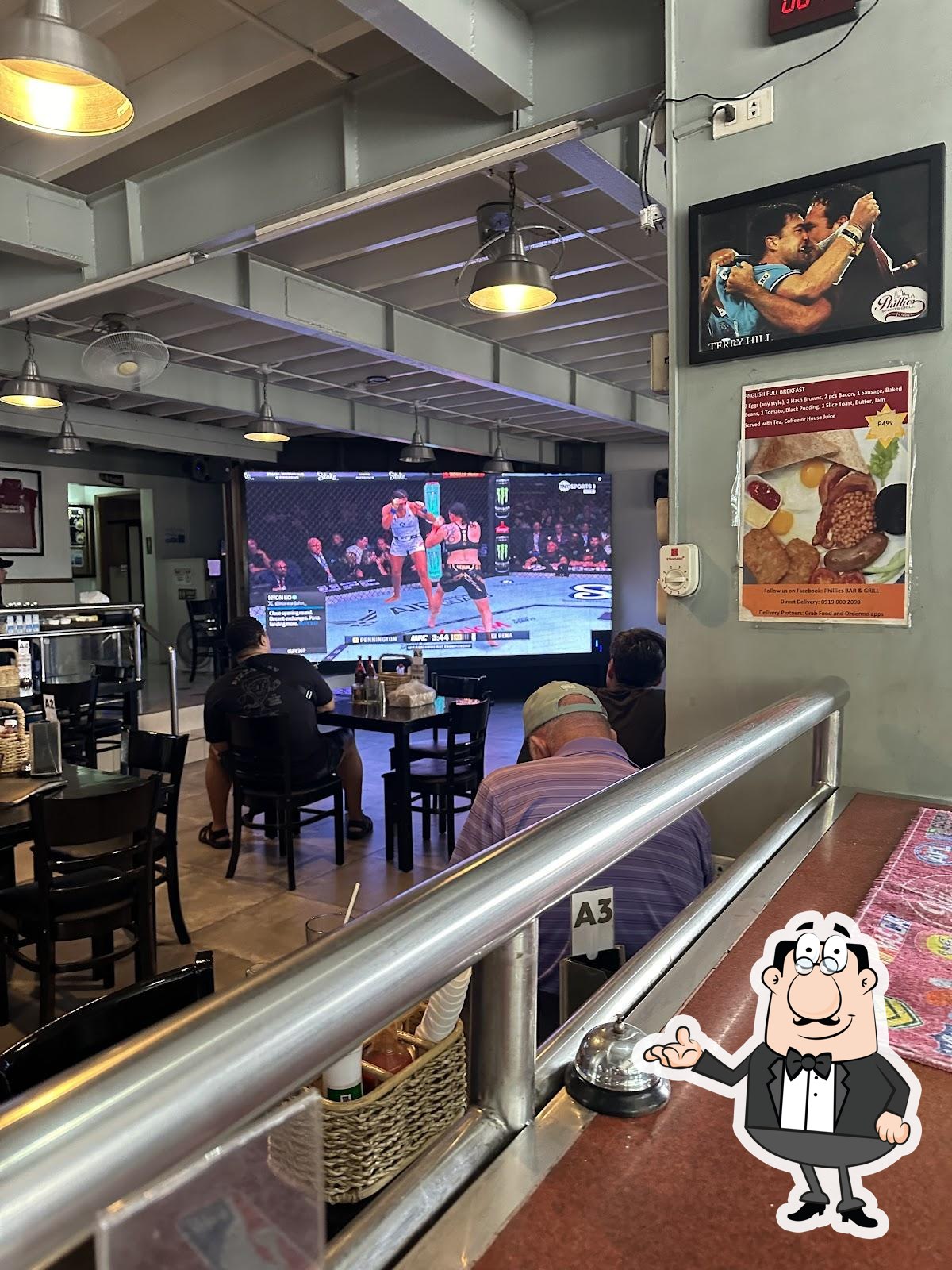Phillies Sports Grill & Bar — 내부 대형 스크린