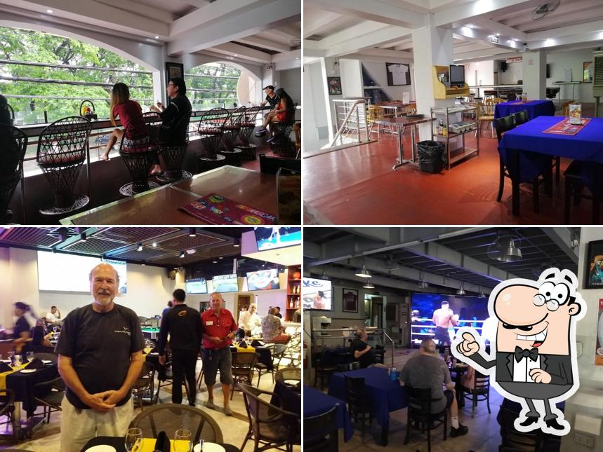 Phillies Sports Grill & Bar — 좌석/테이블