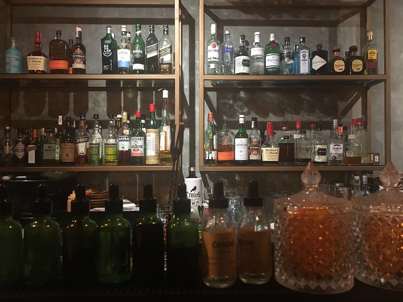 INT.Bar 칵테일과 내부