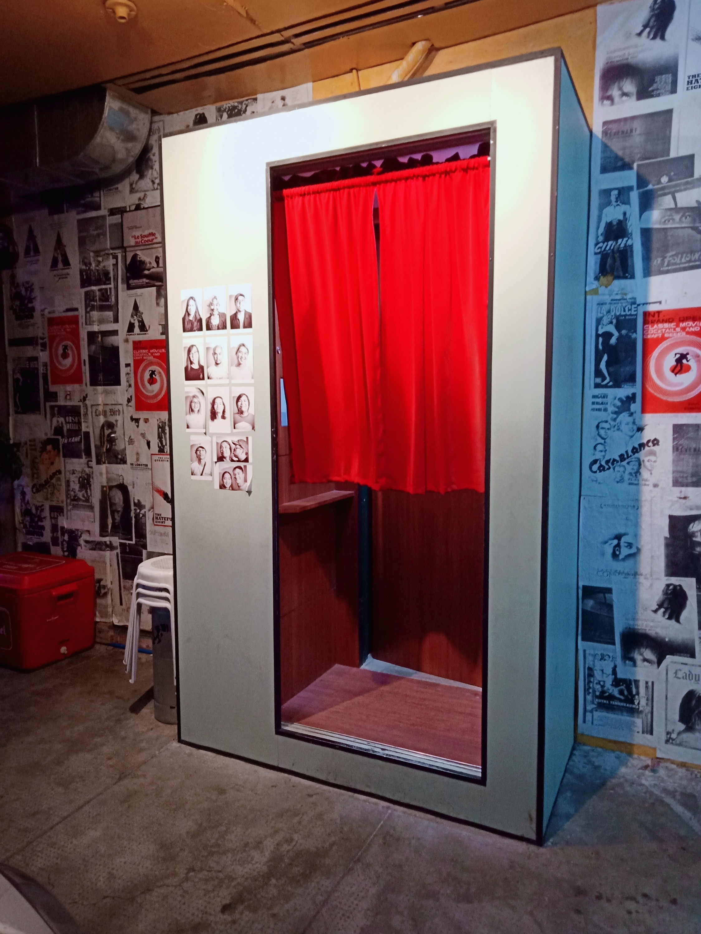 INT.Bar / EXT.Cafe 쿠바오 엑스포