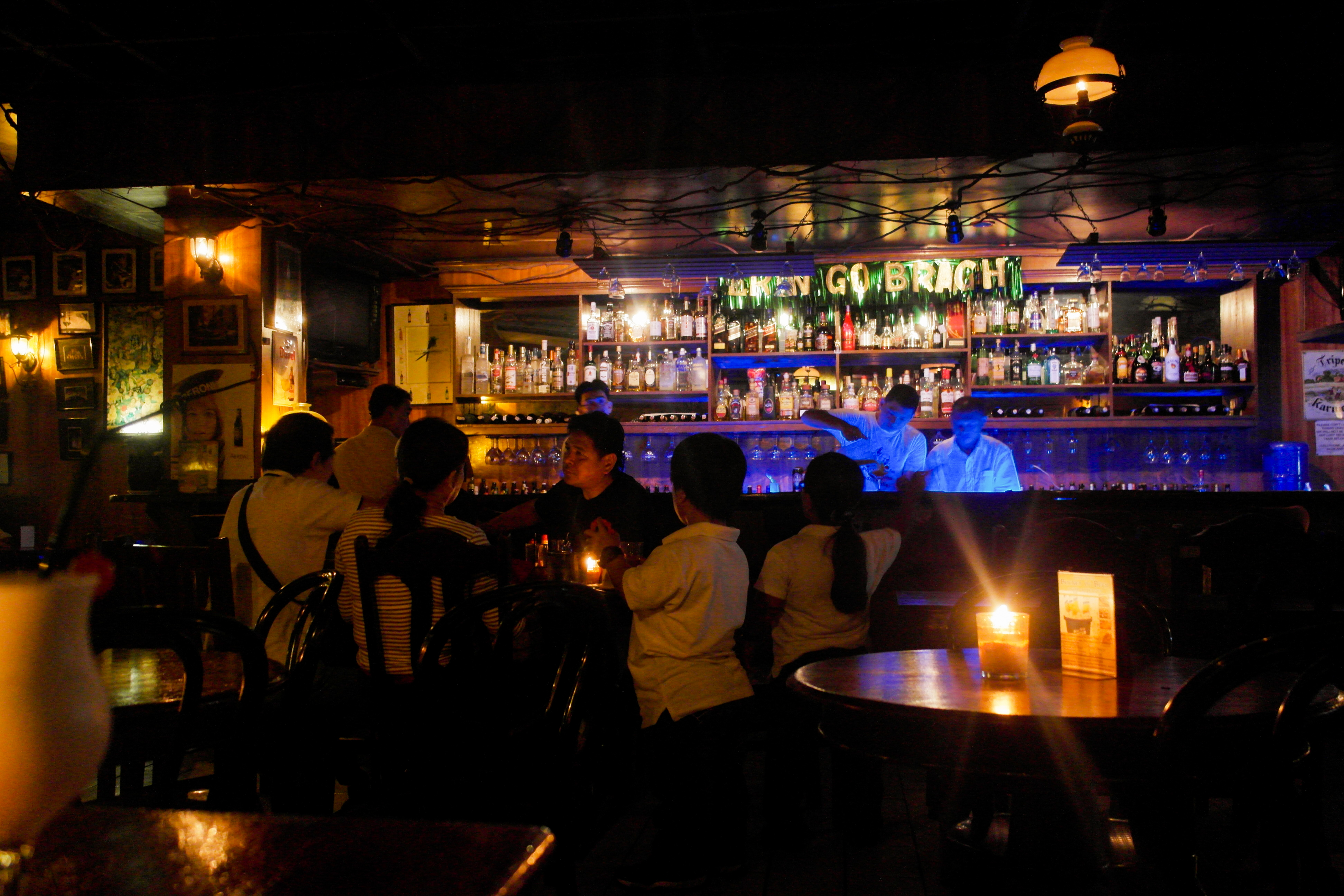 Hobbit House 내부 바 풍경